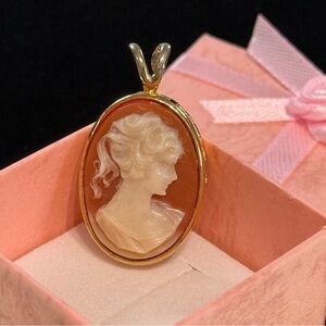 Vintage Cameo Gold Tone Pendant With Cutout Edges